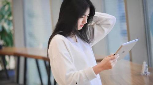 娱乐吃瓜女配变成女生,她如何华丽转身？